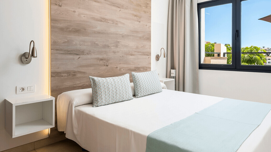 Deluxe 1 Bedroom Apartment with Balcony 